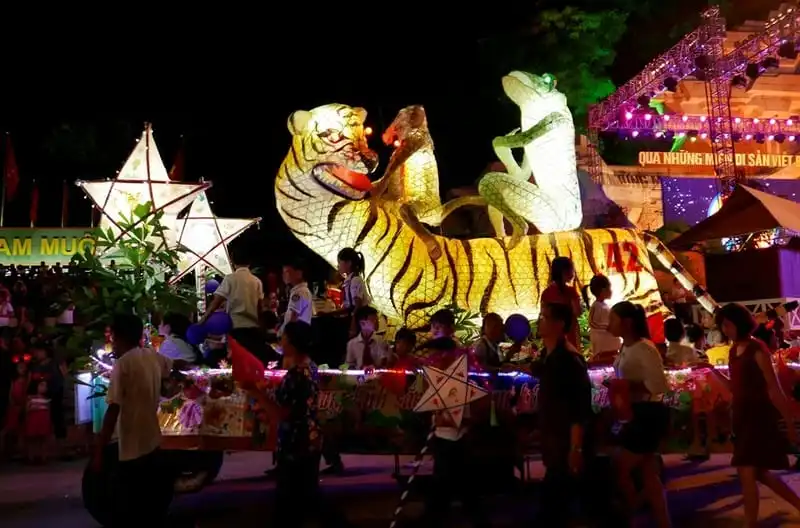 wanderlust-tips-nao-nhiet-le-dieu-hanh-den-long-trung-thu-lon-nhat-ca-nuoc-2