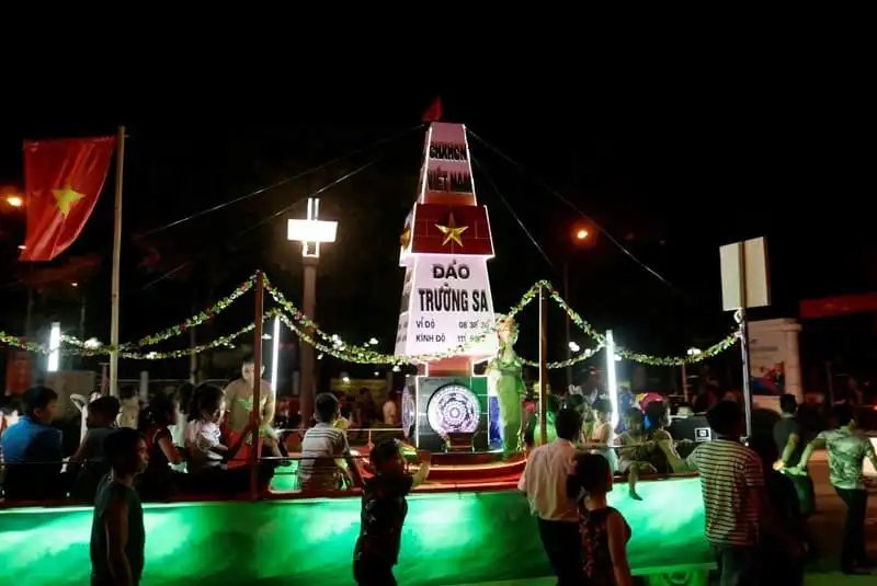 wanderlust-tips-nao-nhiet-le-dieu-hanh-den-long-trung-thu-lon-nhat-ca-nuoc-6