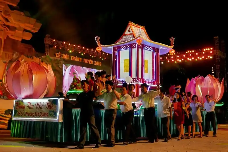 wanderlust-tips-nao-nhiet-le-dieu-hanh-den-long-trung-thu-lon-nhat-ca-nuoc-7