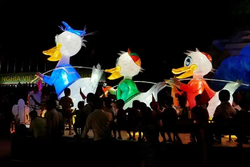 wanderlust-tips-nao-nhiet-le-dieu-hanh-den-long-trung-thu-lon-nhat-ca-nuoc-8