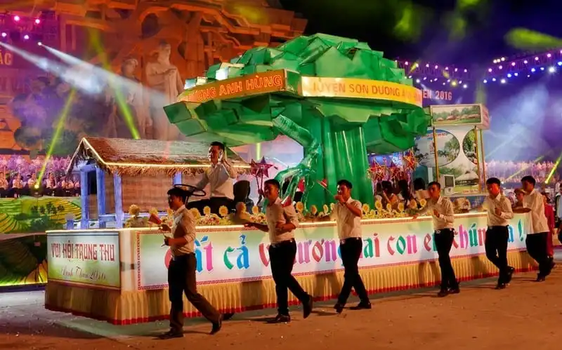 wanderlust-tips-nao-nhiet-le-dieu-hanh-den-long-trung-thu-lon-nhat-ca-nuoc-9