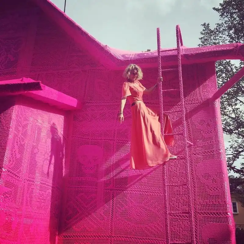 Ngôi nhà 100 tuổi ở Phần Lan được bao phủ toàn bộ bằng vải crochet 6 wanderlust-tips-ngoi-nha-100-tuoi-o-phan-lan-duoc-bao-phu-toan-bo-bang-vai-crochet-3