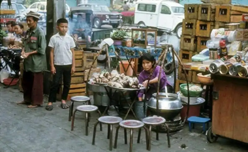 Nhìn lại ẩm thực đường phố Sài Gòn trước năm 1975 16 wanderlust-tips-nhin-lai-am-thuc-duong-pho-sai-gon-truoc-nam-1975-12