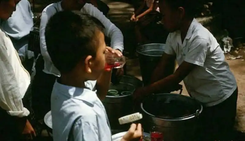 wanderlust-tips-nhin-lai-am-thuc-duong-pho-sai-gon-truoc-nam-1975-16