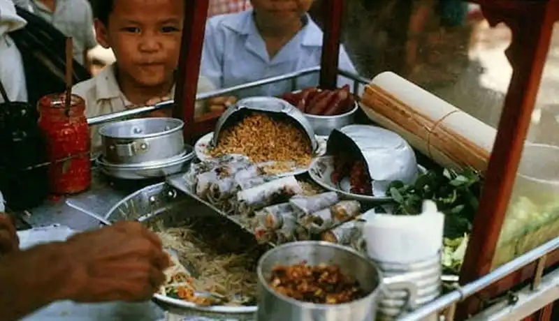 Nhìn lại ẩm thực đường phố Sài Gòn trước năm 1975 21 wanderlust-tips-nhin-lai-am-thuc-duong-pho-sai-gon-truoc-nam-1975-17