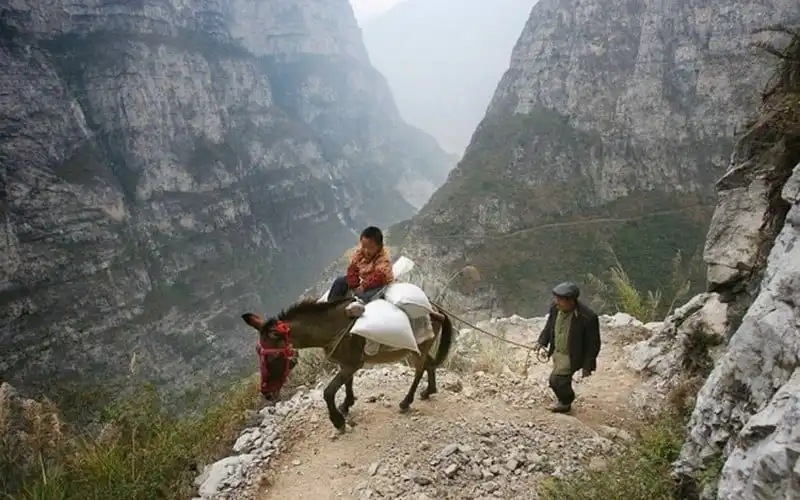 wanderlust-tips-nhung-con-duong-den-truong-nguy-hiem-nhat-hanh-tinh-3