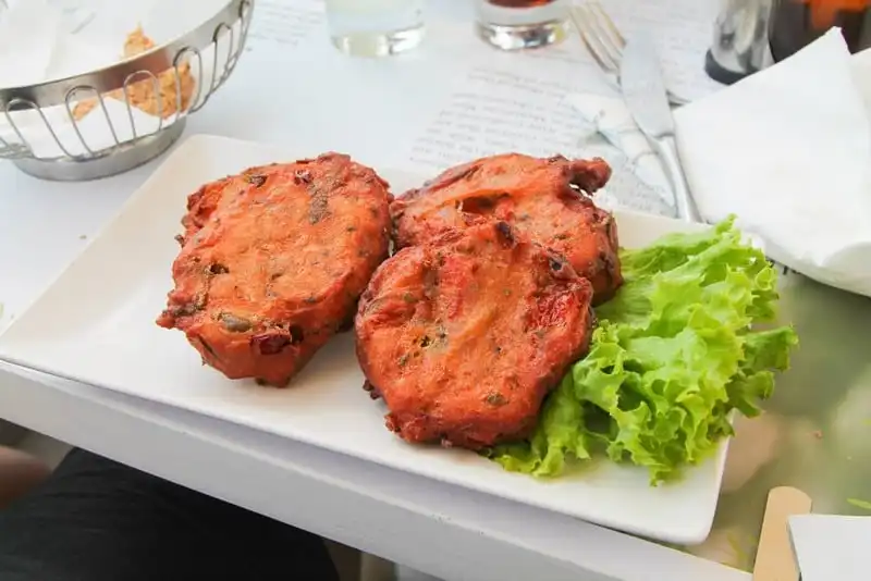 wanderlust-tips-nhung-mon-an-hap-dan-nhat-cua-hon-dao-thien-duong-santorini-2