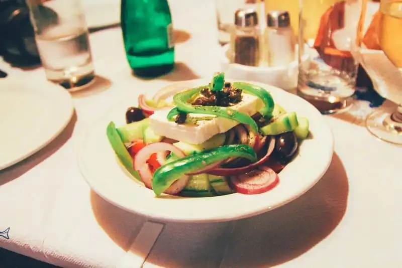 wanderlust-tips-nhung-mon-an-hap-dan-nhat-cua-hon-dao-thien-duong-santorini-4