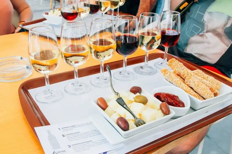 wanderlust-tips-nhung-mon-an-hap-dan-nhat-cua-hon-dao-thien-duong-santorini-6