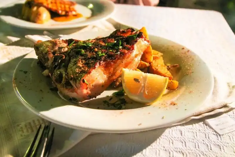 wanderlust-tips-nhung-mon-an-hap-dan-nhat-cua-hon-dao-thien-duong-santorini-8