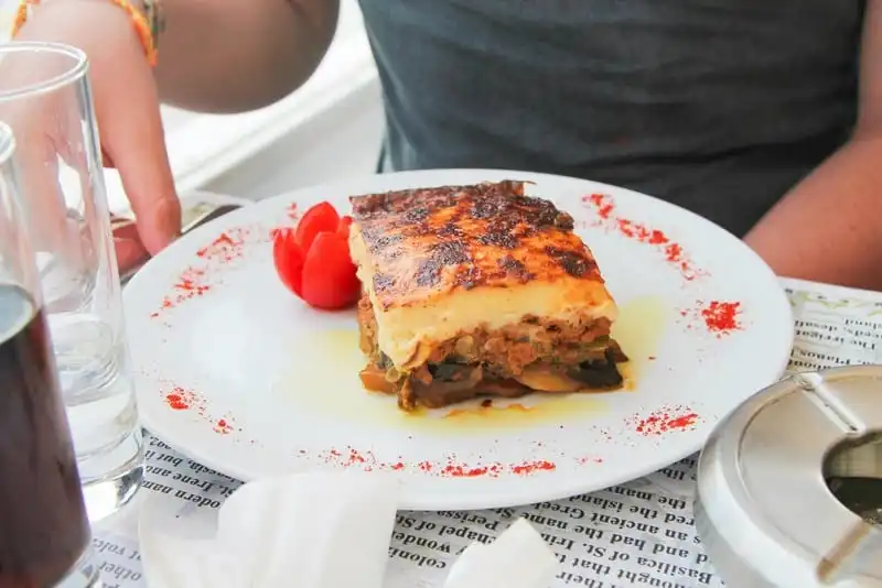 wanderlust-tips-nhung-mon-an-hap-dan-nhat-cua-hon-dao-thien-duong-santorini-9