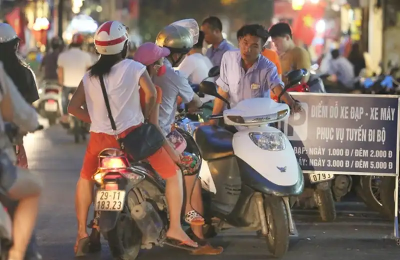 wanderlust-tips-pho-di-bo-ho-guom-tro-thanh-diem-den-moi-dip-cuoi-tuan-2