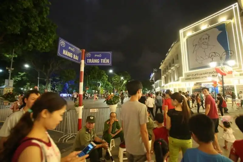 wanderlust-tips-pho-di-bo-ho-guom-tro-thanh-diem-den-moi-dip-cuoi-tuan-3