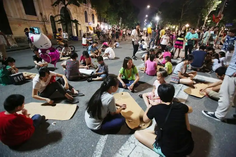 wanderlust-tips-pho-di-bo-ho-guom-tro-thanh-diem-den-moi-dip-cuoi-tuan-6