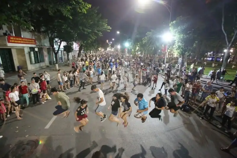 wanderlust-tips-pho-di-bo-ho-guom-tro-thanh-diem-den-moi-dip-cuoi-tuan-8