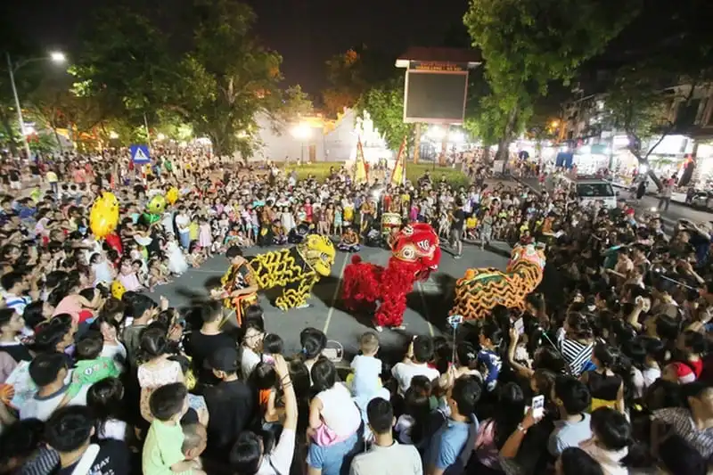 wanderlust-tips-pho-di-bo-ho-guom-tro-thanh-diem-den-moi-dip-cuoi-tuan-9