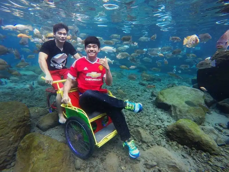 Tới Indonesia nhớ ghé điểm chụp ảnh dưới nước cực ảo Umbul Ponggok 9 wanderlust-tips-toi-indonesia-nho-ghe-umbul-ponggok-diem-chup-anh-duoi-nuoc-cuc-ao-10