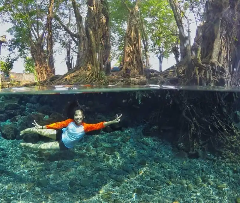 Tới Indonesia nhớ ghé điểm chụp ảnh dưới nước cực ảo Umbul Ponggok 8 wanderlust-tips-toi-indonesia-nho-ghe-umbul-ponggok-diem-chup-anh-duoi-nuoc-cuc-ao-11