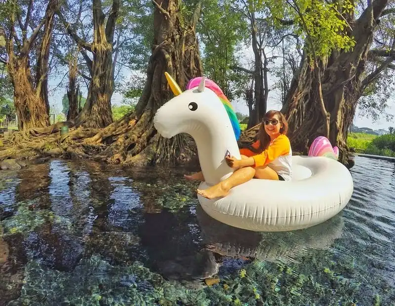 Tới Indonesia nhớ ghé điểm chụp ảnh dưới nước cực ảo Umbul Ponggok 7 wanderlust-tips-toi-indonesia-nho-ghe-umbul-ponggok-diem-chup-anh-duoi-nuoc-cuc-ao-14