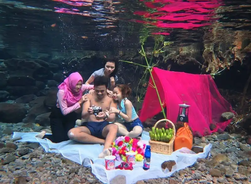 Tới Indonesia nhớ ghé điểm chụp ảnh dưới nước cực ảo Umbul Ponggok 6 wanderlust-tips-toi-indonesia-nho-ghe-umbul-ponggok-diem-chup-anh-duoi-nuoc-cuc-ao-16