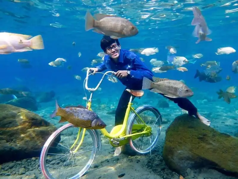 Tới Indonesia nhớ ghé điểm chụp ảnh dưới nước cực ảo Umbul Ponggok 21 wanderlust-tips-toi-indonesia-nho-ghe-umbul-ponggok-diem-chup-anh-duoi-nuoc-cuc-ao-18