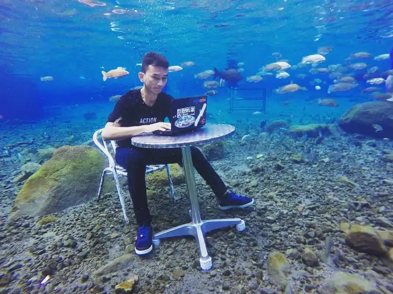 Tới Indonesia nhớ ghé điểm chụp ảnh dưới nước cực ảo Umbul Ponggok 10 wanderlust-tips-toi-indonesia-nho-ghe-umbul-ponggok-diem-chup-anh-duoi-nuoc-cuc-ao-2