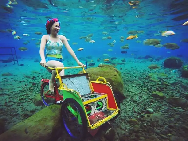 Tới Indonesia nhớ ghé điểm chụp ảnh dưới nước cực ảo Umbul Ponggok 23 wanderlust-tips-toi-indonesia-nho-ghe-umbul-ponggok-diem-chup-anh-duoi-nuoc-cuc-ao-20