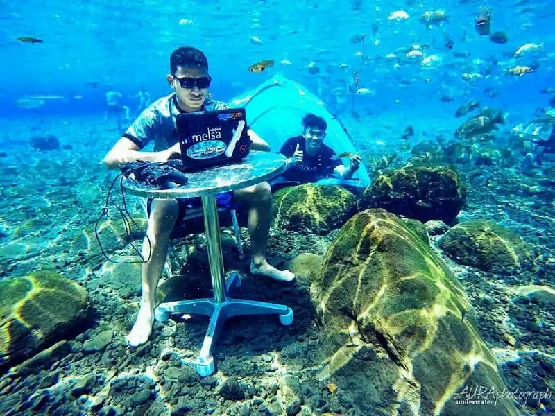 Tới Indonesia nhớ ghé điểm chụp ảnh dưới nước cực ảo Umbul Ponggok 24 wanderlust-tips-toi-indonesia-nho-ghe-umbul-ponggok-diem-chup-anh-duoi-nuoc-cuc-ao-21