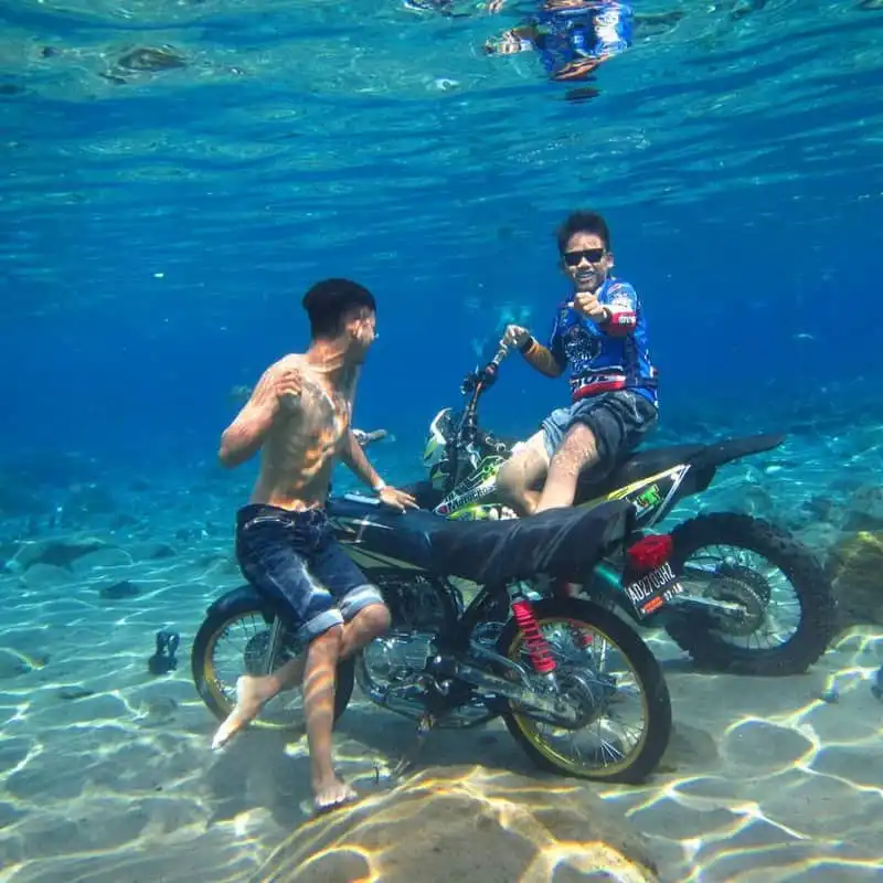 Tới Indonesia nhớ ghé điểm chụp ảnh dưới nước cực ảo Umbul Ponggok 25 wanderlust-tips-toi-indonesia-nho-ghe-umbul-ponggok-diem-chup-anh-duoi-nuoc-cuc-ao-22