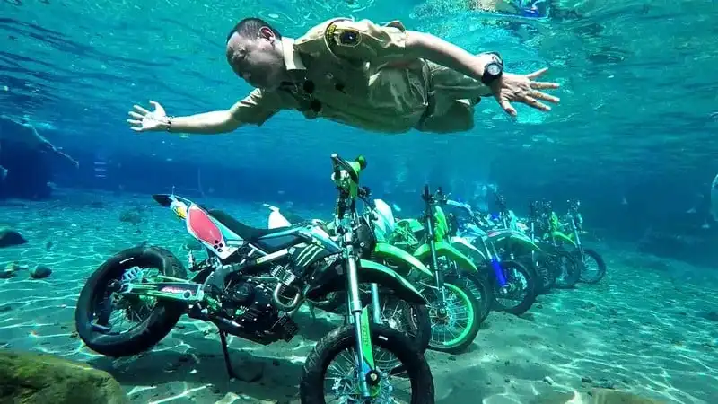 Tới Indonesia nhớ ghé điểm chụp ảnh dưới nước cực ảo Umbul Ponggok 26 wanderlust-tips-toi-indonesia-nho-ghe-umbul-ponggok-diem-chup-anh-duoi-nuoc-cuc-ao-23