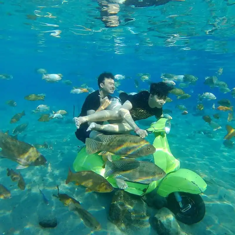 Tới Indonesia nhớ ghé điểm chụp ảnh dưới nước cực ảo Umbul Ponggok 11 wanderlust-tips-toi-indonesia-nho-ghe-umbul-ponggok-diem-chup-anh-duoi-nuoc-cuc-ao-3