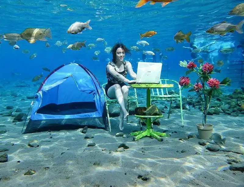 Tới Indonesia nhớ ghé điểm chụp ảnh dưới nước cực ảo Umbul Ponggok 12 wanderlust-tips-toi-indonesia-nho-ghe-umbul-ponggok-diem-chup-anh-duoi-nuoc-cuc-ao-4
