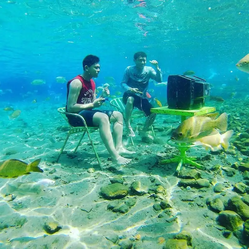 Tới Indonesia nhớ ghé điểm chụp ảnh dưới nước cực ảo Umbul Ponggok 13 wanderlust-tips-toi-indonesia-nho-ghe-umbul-ponggok-diem-chup-anh-duoi-nuoc-cuc-ao-5