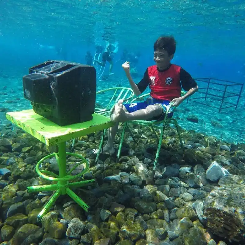 Tới Indonesia nhớ ghé điểm chụp ảnh dưới nước cực ảo Umbul Ponggok 16 wanderlust-tips-toi-indonesia-nho-ghe-umbul-ponggok-diem-chup-anh-duoi-nuoc-cuc-ao-9