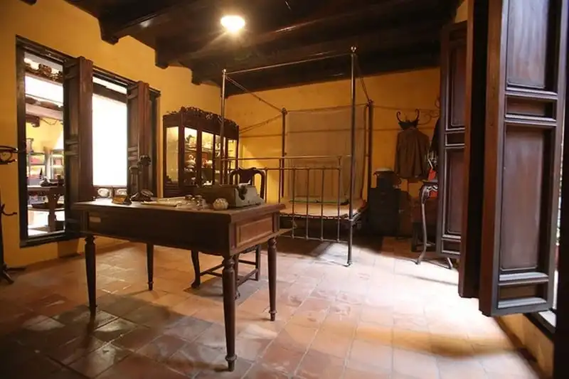 wanderlust-tips-tong-thong-phap-se-ghe-tham-nha-co-tram-tuoi-o-ha-noi-10