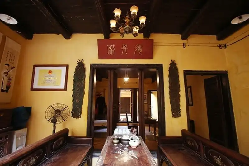 wanderlust-tips-tong-thong-phap-se-ghe-tham-nha-co-tram-tuoi-o-ha-noi-3