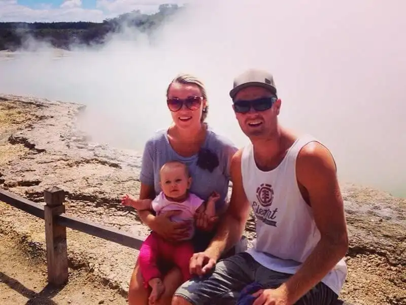 wanderlust-tips-tranh-thu-ky-nghi-thai-san-me-dua-con-gai-moi-sinh-cung-di-du-lich-khap-noi-0