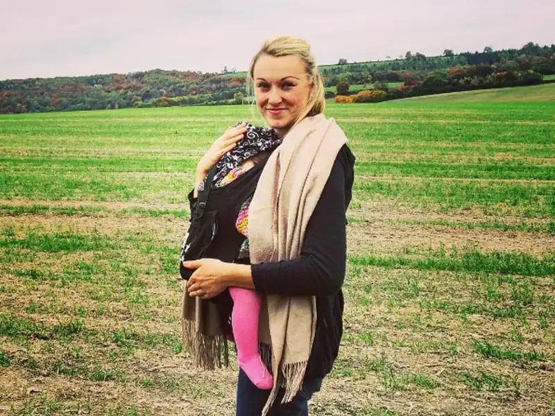 wanderlust-tips-tranh-thu-ky-nghi-thai-san-me-dua-con-gai-moi-sinh-cung-di-du-lich-khap-noi-10