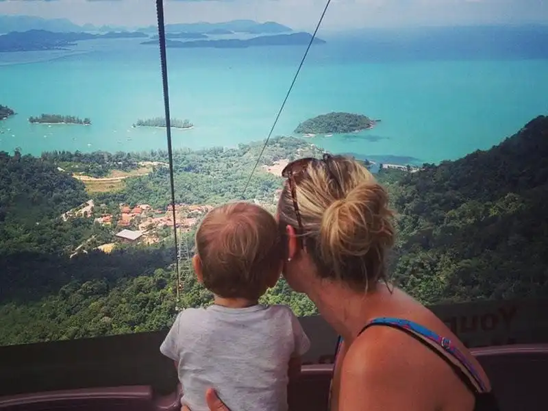 wanderlust-tips-tranh-thu-ky-nghi-thai-san-me-dua-con-gai-moi-sinh-cung-di-du-lich-khap-noi-12