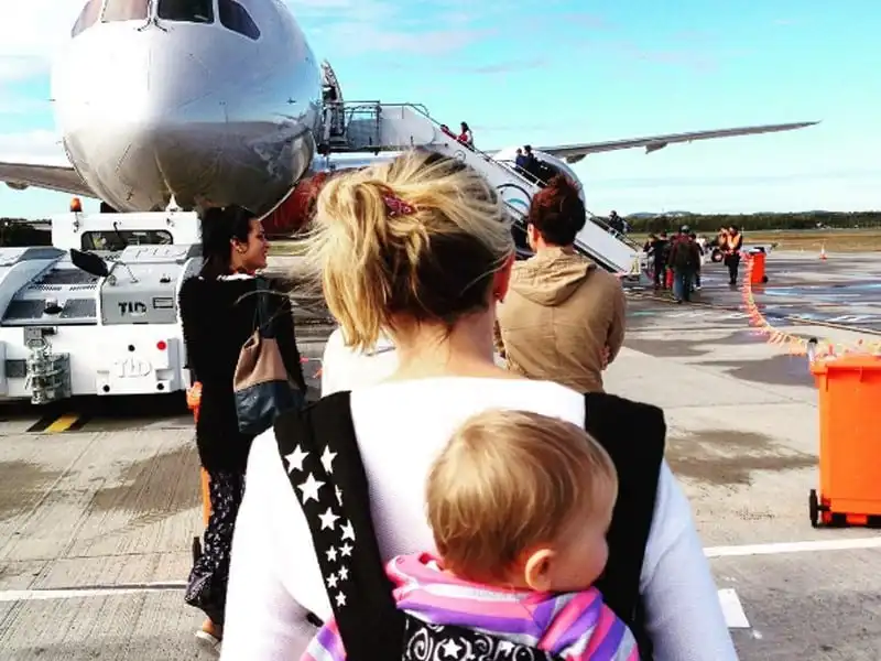 wanderlust-tips-tranh-thu-ky-nghi-thai-san-me-dua-con-gai-moi-sinh-cung-di-du-lich-khap-noi-17