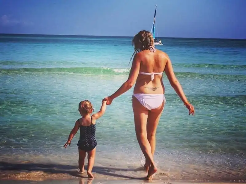 wanderlust-tips-tranh-thu-ky-nghi-thai-san-me-dua-con-gai-moi-sinh-cung-di-du-lich-khap-noi-7