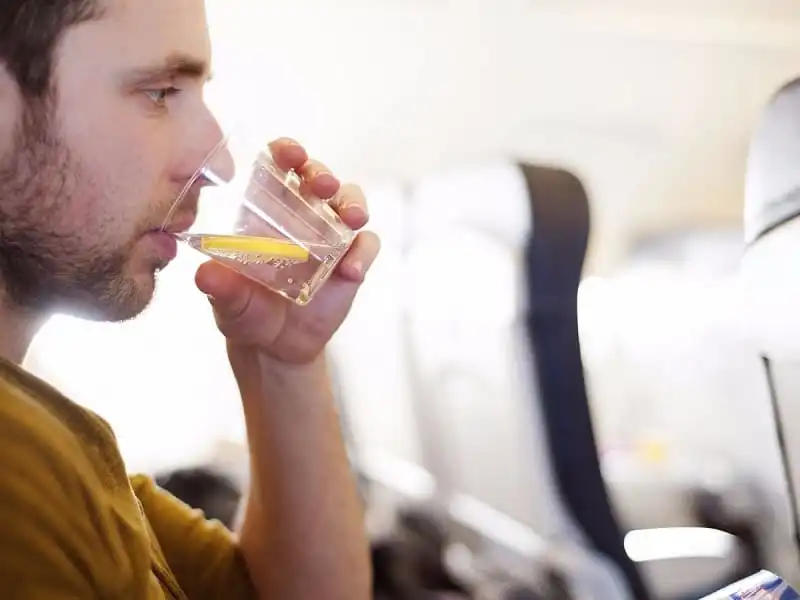 wanderlust_tips_13_bi_quyet_tranh_bi_om_khi_di_may_bay_1