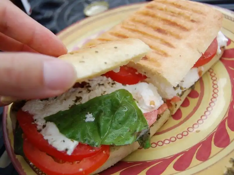 Panini, phiên bản bánh sandwich đặc trưng của người Italy với bánh mì kẹp thịt, phô mai và một vài loại rau đặc trưng nướng giòn là một thức ăn nhanh vô cùng phổ biến.