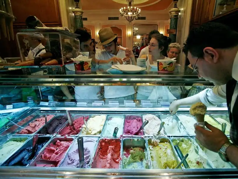 Chuyến du lịch tới Italy sẽ không trọn vẹn nếu bạn không nếm thử gelato, món ăn được làm bằng kem, sữa và đường sau đó pha thêm hương vị trái cây.