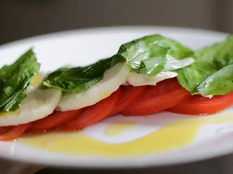 Đây là một trong những món salad đơn giản nhưng lại ngon tuyệt của Italy với cà chua xếp lớp, trộn cùng pho mai mozzarella, dầu ô liu, dầu dấm balsamic, và húng quế.