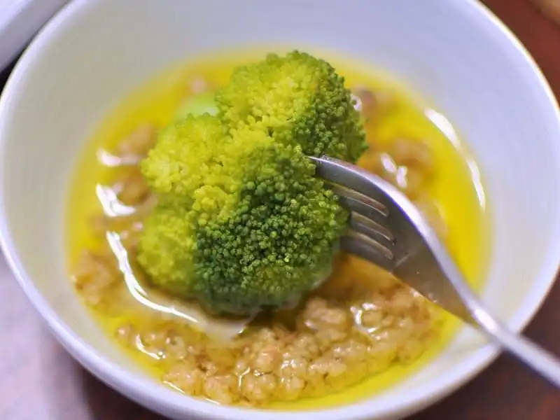 Món ăn này có nguồn gốc từ vùng Piedmont của nước Ý, với nguyên liệu chính là nấm, cà rốt, ớt, rau thì là, cần tây, súp lơ, lá atiso và hành. Các nguyên liệu này thường được nấu với tinh dầu hạt dẻ hoặc hạt óc chó để mang lại hương vị béo ngậy, đậm đà cho món ăn.