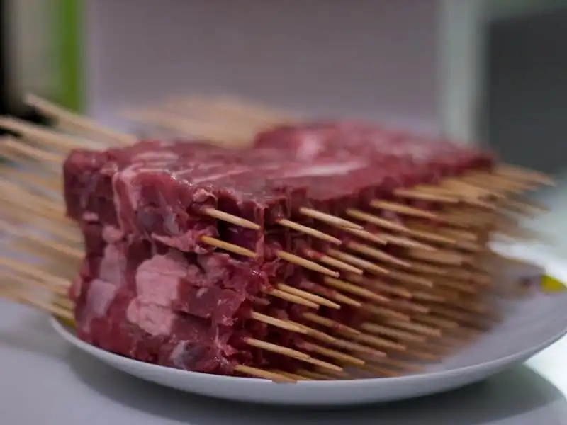 Những xiên thịt cừu thơm ngon sẽ được nướng trực tiếp trên lò than là món ăn phổ biến của khu vực Abruzzo.Món ăn này thường được ăn kèm với bánh mì, dầu ô liu, ớt đỏ và một ly rượu Montepulciano d'Abruzzo.