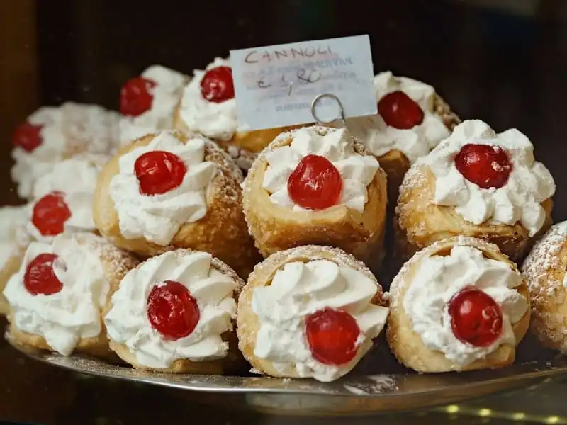 Cannoli là một loại bánh rán dạng ống và có nhân kem ở giữa, món ăn này có xuất xứ từ lễ hội Carnevale ở thành phố Parlemo, thủ phủ của Sicily và dần trở thành đặc trưng ẩm thực của hòn đảo này.