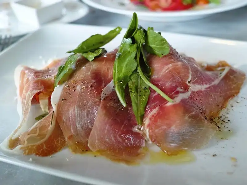 Prosciutto, còn gọi là thịt giăm bông, được sử dụng trong nhiều bữa ăn của người dân Italy, nhưng phổ biến nhất là đồ khai vị.