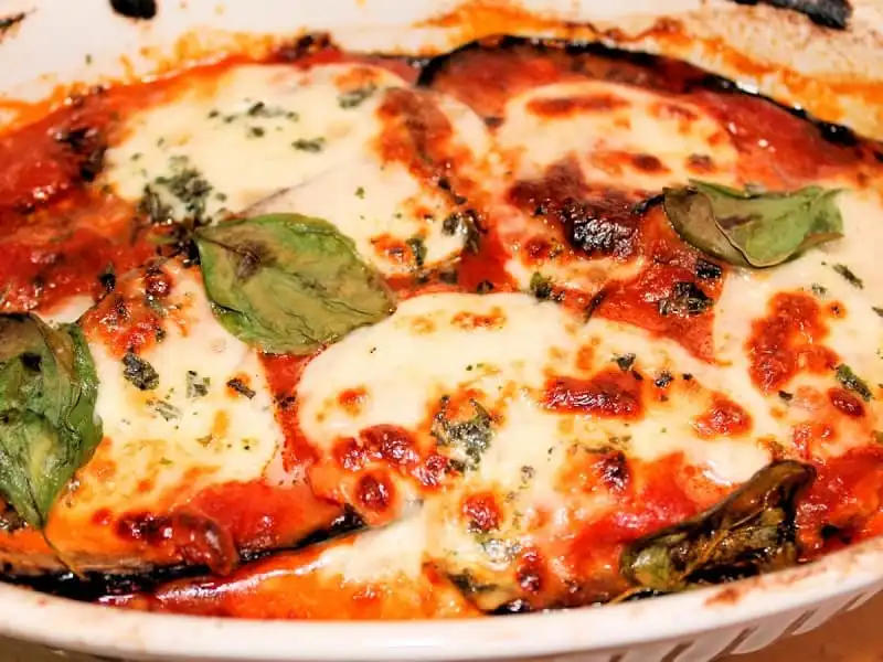 Trong khi gà parmesan là món ăn yêu thích của người Mỹ gốc Italy thì cà tím parmesan lại là món ăn ưa thích của người Italy bản địa. Món cà tím được hầm với nước sốt đỏ, pho mai mozzarella nướng phủ lên trên, ăn kèm với các loại rau đặc trưng theo mùa.